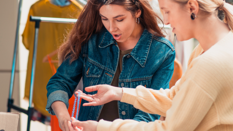 Une femme essayant de négocier le prix des articles lors de la vente de garage.