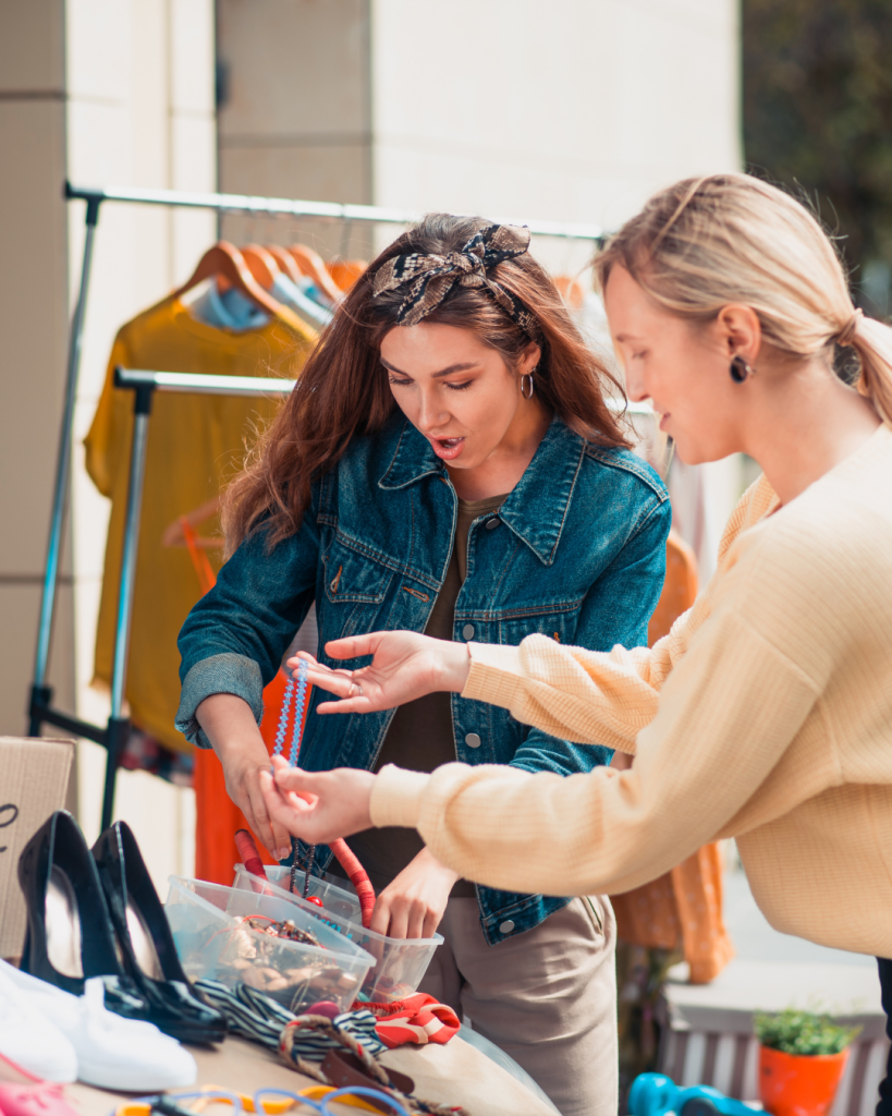 Une femme essayant de négocier le prix des articles lors de la vente de garage.