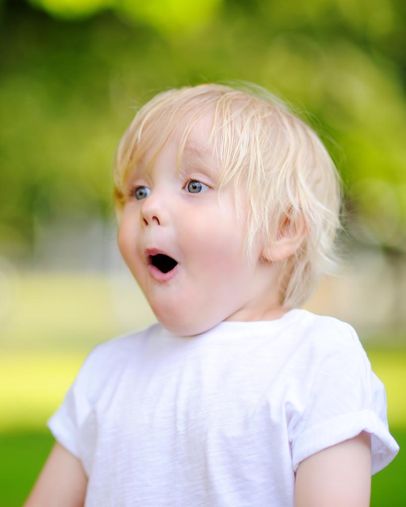 Enfant surpris par quelque chose de positif