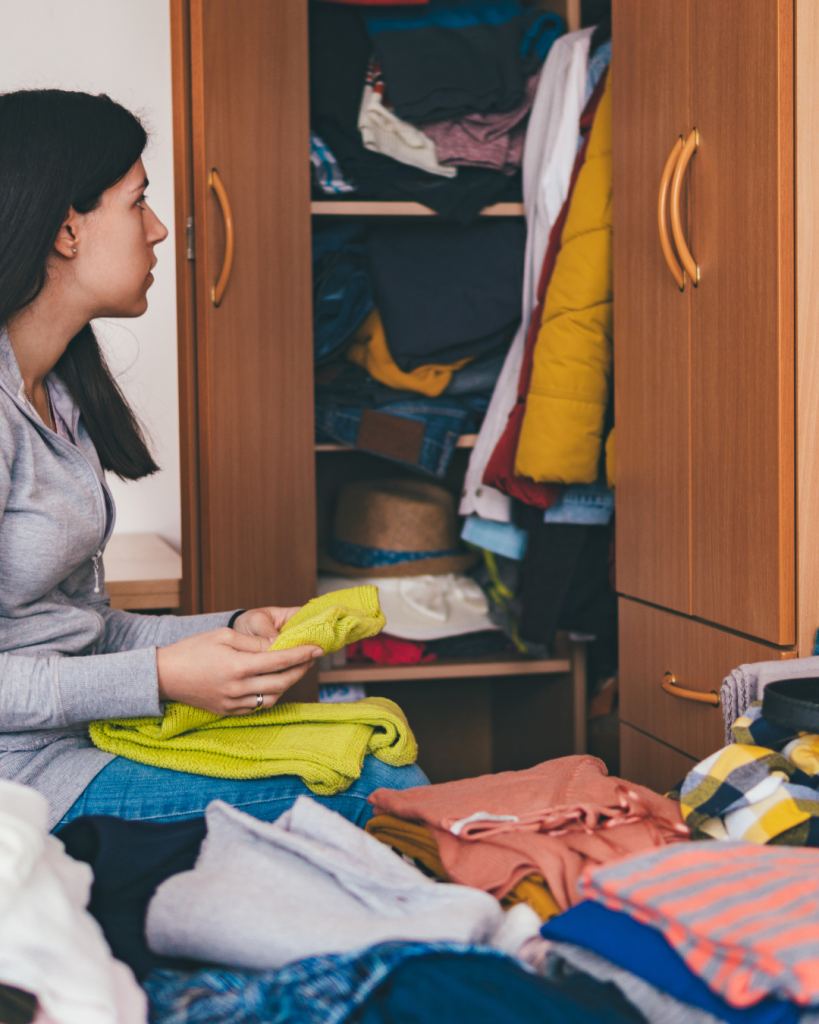 femme faisant du tri dans ses affaires