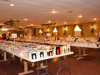 Grande vente de livres, casse-têtes, CD, DVD