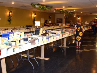 Grande vente de livres, casse-têtes, CD, DVD