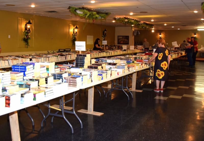 Grande vente de livres, casse-têtes, CD, DVD