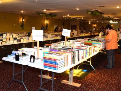 Grande vente de livres, casse-têtes, CD, DVD