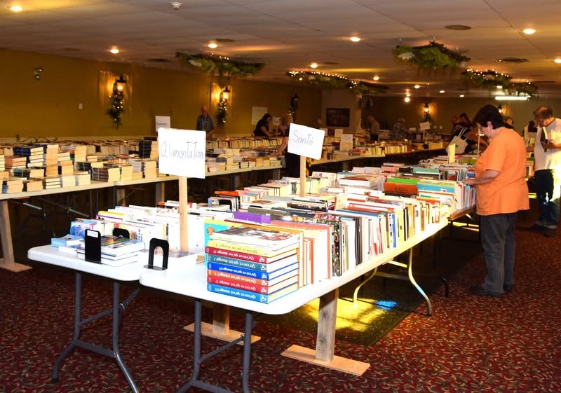 Grande vente de livres, casse-têtes, CD, DVD