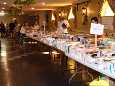 Grande vente de livres, casse-têtes, CD, DVD