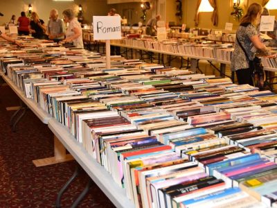 Grande vente de livres, casse-têtes, CD, DVD