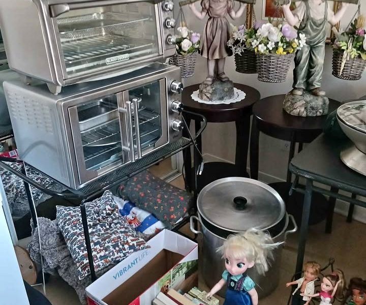 Grosse vente de garage dans la maison