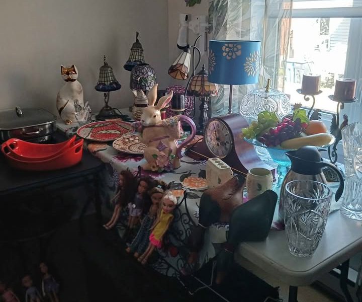 Grosse vente de garage dans la maison