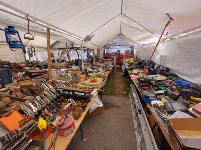 Méga vente de garage à l'abri