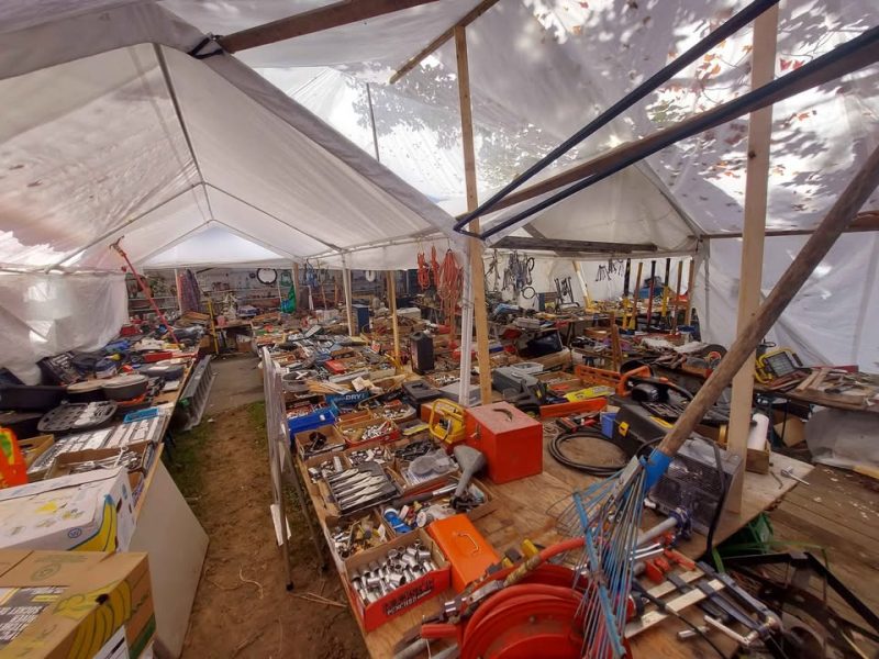 Méga vente de garage à l'abri