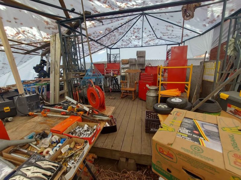 Méga vente de garage à l'abri