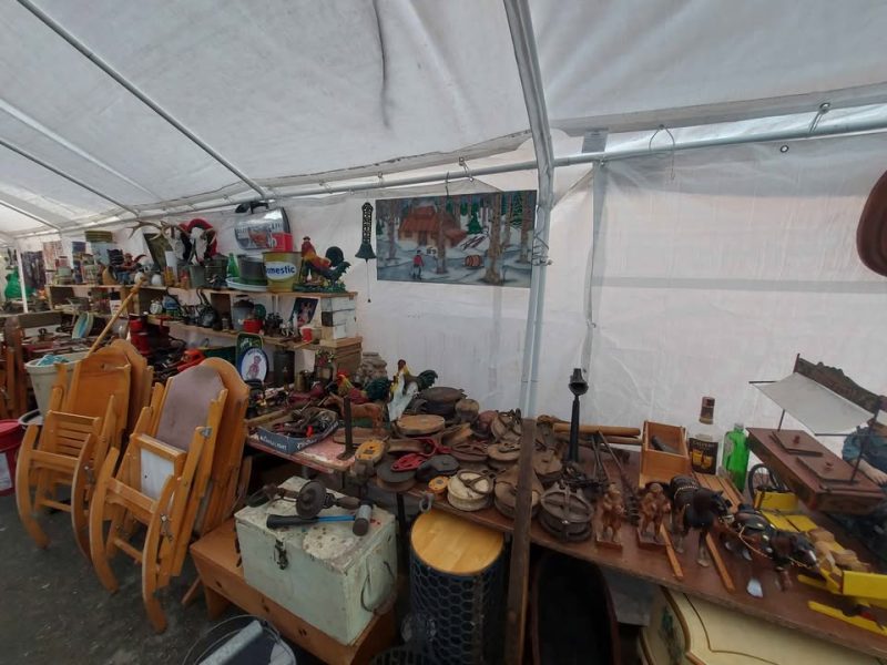 Méga vente de garage à l'abri