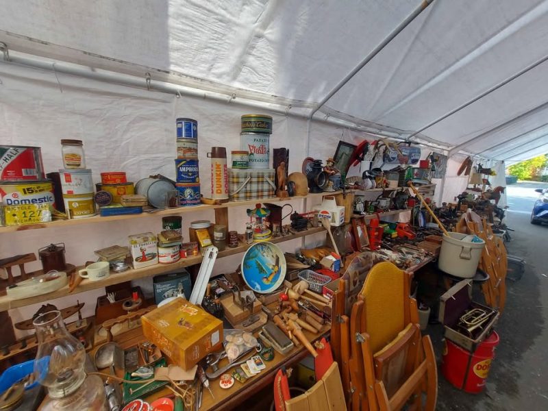 Méga vente de garage à l'abri
