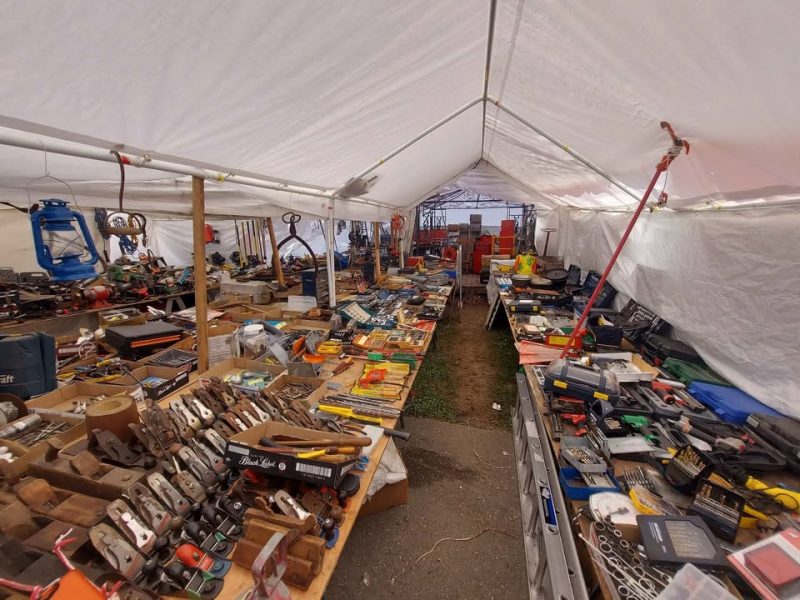 Méga vente de garage à l'abri