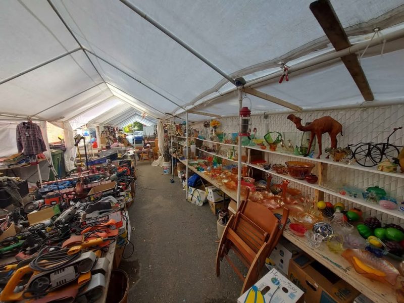 Méga vente de garage à l'abri