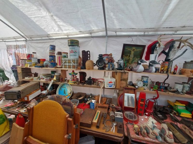 Méga vente de garage à l'abri