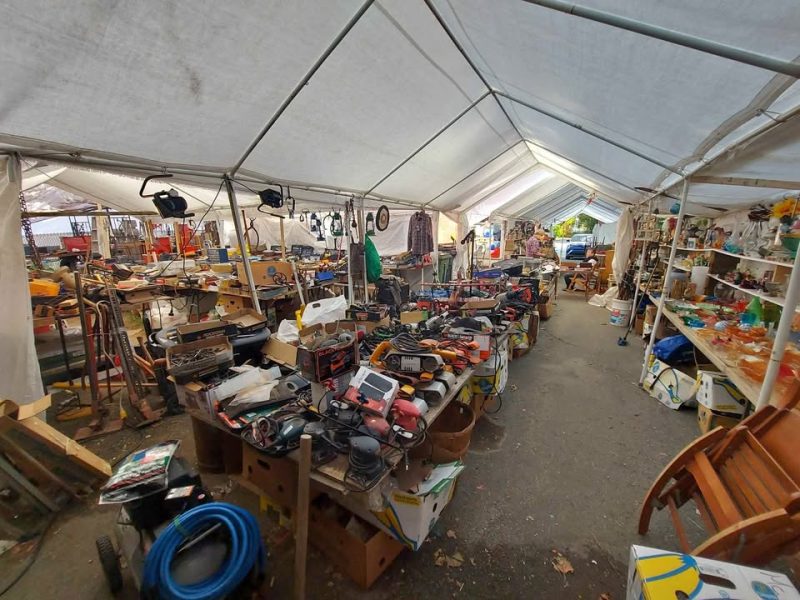 Méga vente de garage à l'abri