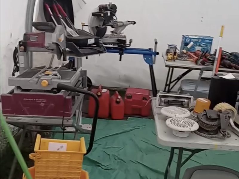 Vente de garage sous la tente - TOUT DOIT PARTIR!