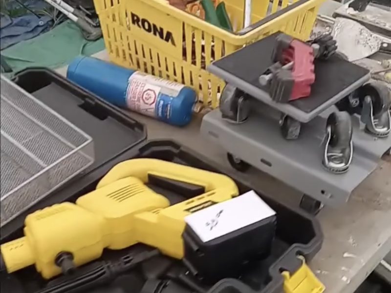 Vente de garage sous la tente - TOUT DOIT PARTIR!