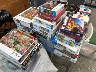 vente de garage - livres et casse-tête