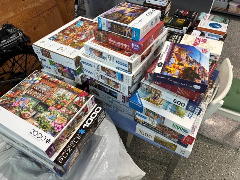 vente de garage - livres et casse-tête