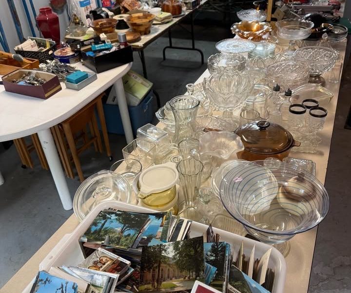Vente de succession : Antiquités & plus de 700 morceaux divers de vaisselle et + + +