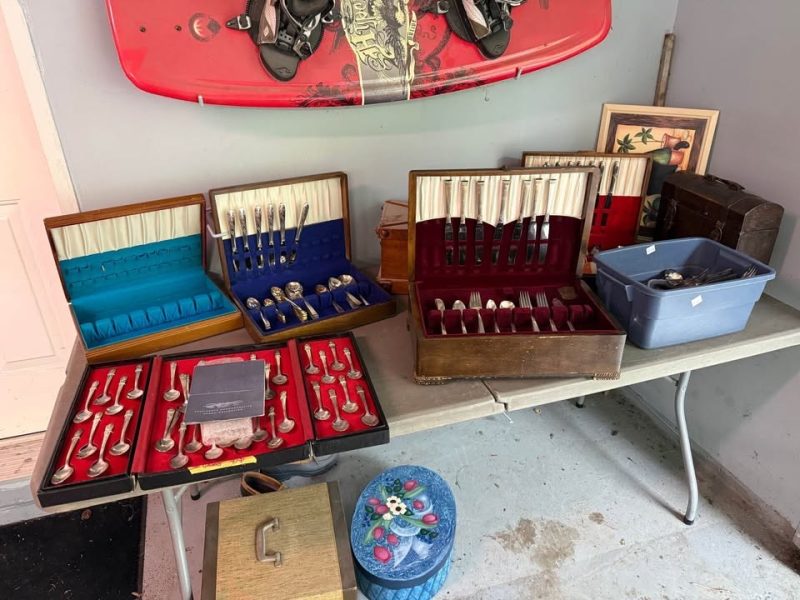Vente de succession : Antiquités & plus de 700 morceaux divers de vaisselle et + + +