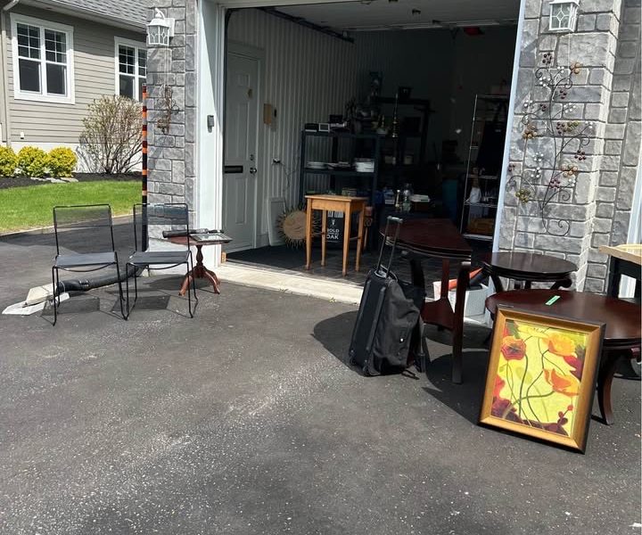 Vente de Garage intérieur 22-23-24 mai ( 9 hres/ 4 hres)
