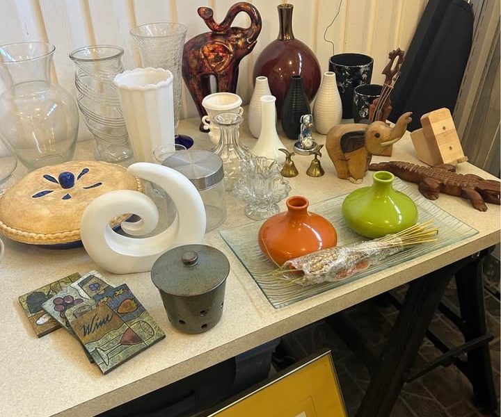 Vente de Garage intérieur 22-23-24 mai ( 9 hres/ 4 hres)