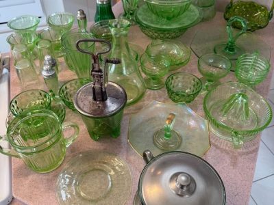 Vente de succession : Antiquités & plus de 700 morceaux divers de vaisselle et + + +