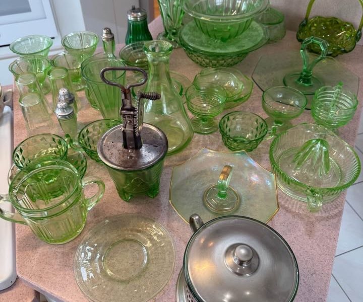 Vente de succession : Antiquités & plus de 700 morceaux divers de vaisselle et + + +