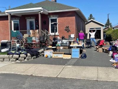 Grosse vente de garage Antiquité, articles extérieur, outils , articles pour enfants.