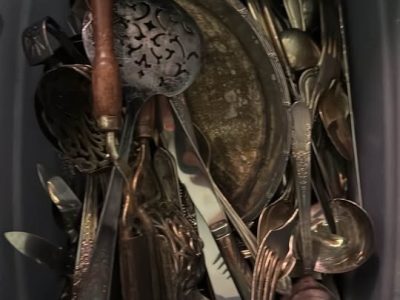 Vente de succession : Antiquités & plus de 700 morceaux divers de vaisselle et + + +