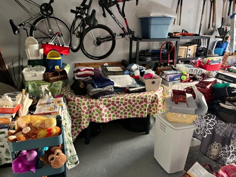 Vente de garage 6-7 juin - St-Bruno - Dans le garage en cas de pluie