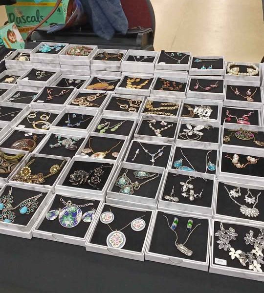 Méga giga vente de garage intérieure à Gatineau