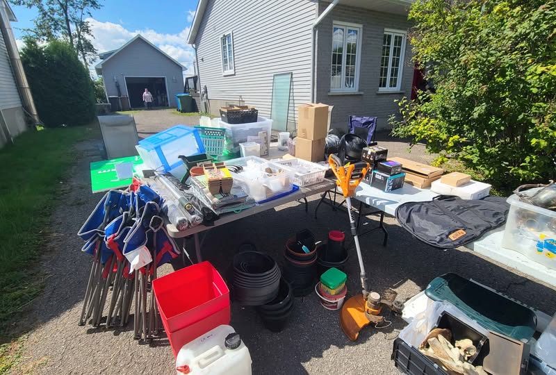 VENTE DE GARAGE/GARAGE SALE à Mirabel